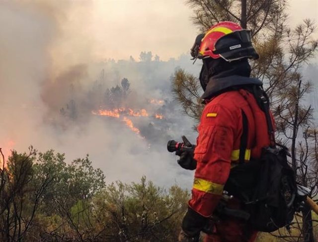 Efectivos de la UME trabajan en el incendio forestal de Villanueva de Viver (Castellón)