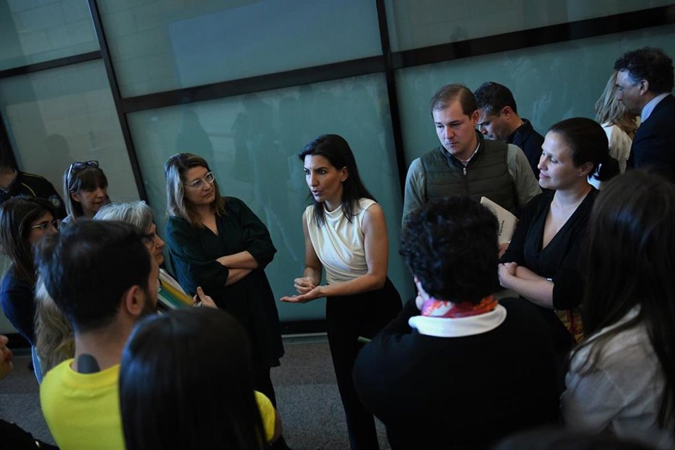 La presidenta de Vox en Madrid, Rocío Monasterio, habla con periodistas tras una sesión plenaria en la Asamblea de Madrid, a 23 de marzo