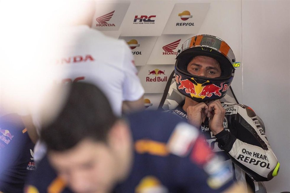 Archivo - El piloto español Joan Mir (Repsol Honda) en el box durante el test de Sepang
