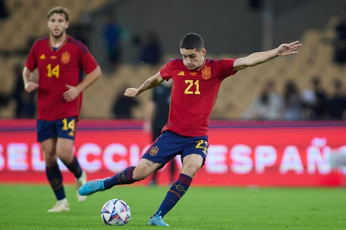 Archivo - El delantero Sergio Camello dispara a puerta durante un partido de la Sub-21