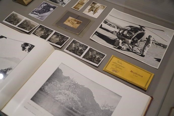 Inauguran la exposición 'Postals i pigments. Miratges de Mallorca', con fotografías de Josep Planas.