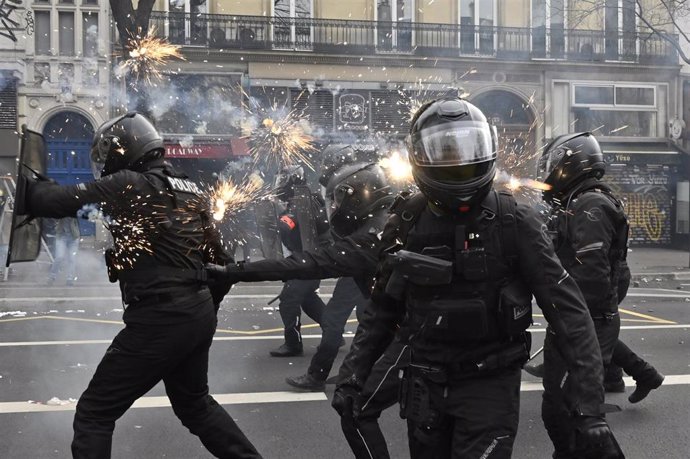 Fuegos artificiales estallan contra las fuerzas de seguridad francesas durante las protestas contra la reforma de las pensiones