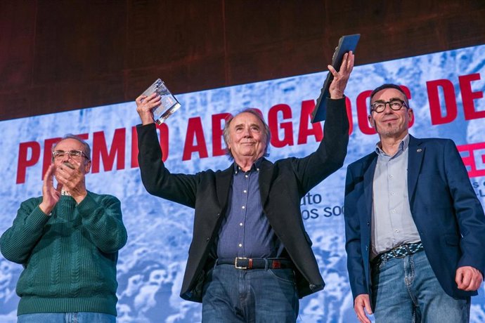 El cantautor Joan Manuel Serrat recibiendo el Premio Abogados de Atocha