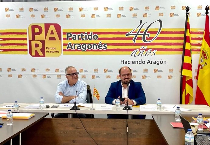 El presidente del PAR, Clemente Sánchez-Garnica, y secretario general, Alberto Izquierdo, en la Comisión Ejecutiva del Partido Aragonés.
