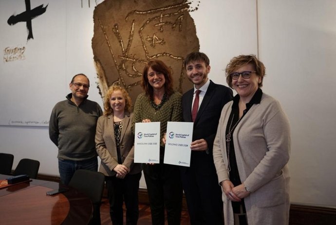 Imatge de la tercera tinent d'alcaldia, Laia Bonet, traspassant la Capitalitat Mundial de les Polítiques del Temps al regidor de l'Ajuntament de Bozen (Itlia), Angelo Gennacaro