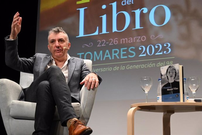 El escritor Manuel Vilas llena el Auditorio Municipal de Tomares (Sevilla) en la segunda jornada de la Feria del Libro