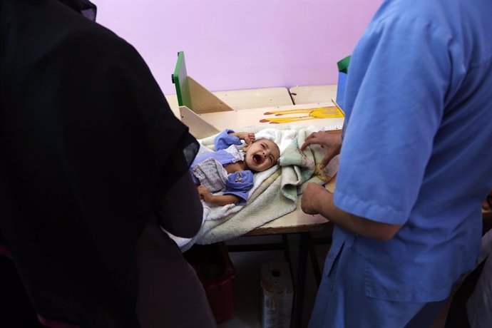 Archivo - SANAA, March 14, 2022  -- Health workers get a malnourished child weighed at the malnutrition treating ward in a hospital in Sanaa, Yemen, March 13, 2022. The United Nations Children's Fund (UNICEF) warned on Friday that millions of Yemeni peo
