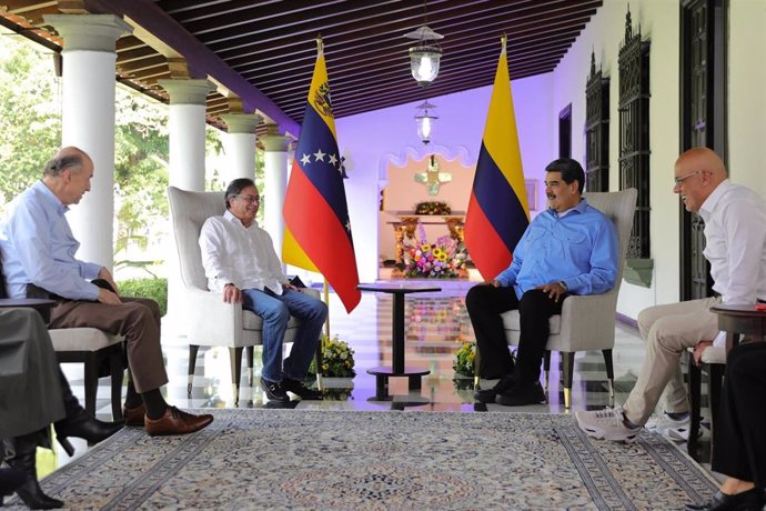 Los presidentes de Colombia y Venezuela, Gustavo Petro y Nicolás Maduro, se reunen en Caracas