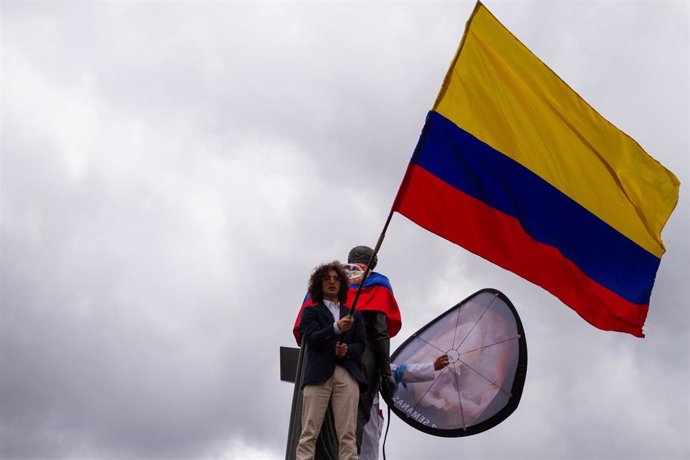 Archivo - Manifestante portando la bandera colombiana durante una protesta contra las reformas del presidente de Colombia, Gustavo Petro, en Bogotá.