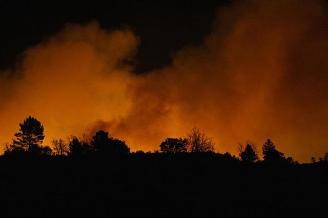 El fuego visto desde las cercanías de San Agustín en el incendio forestal originado en Villanueva de Viver, a 23 de marzo de 2023