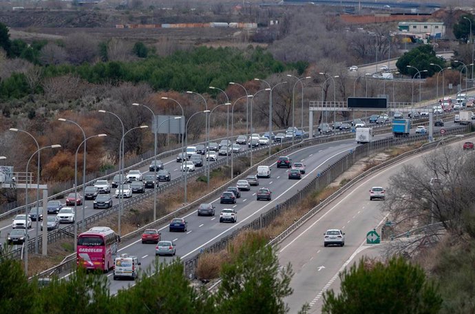 Archivo - Circulación en la autovía A3 durante el primer día de operación salida por Navidad, a 23 de diciembre de 2022, en Madrid (España). La Dirección General de Tráfico (DGT) pone en marcha hoy el dispositivo especial de regulación, ordenación y vig