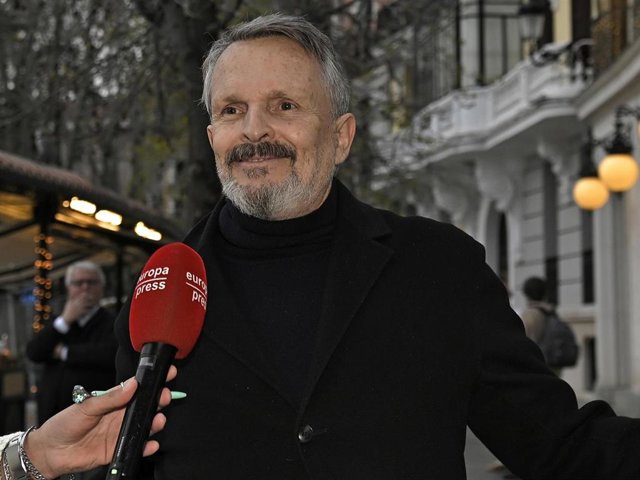 Miguel Bosé, llegando al Teatro Real