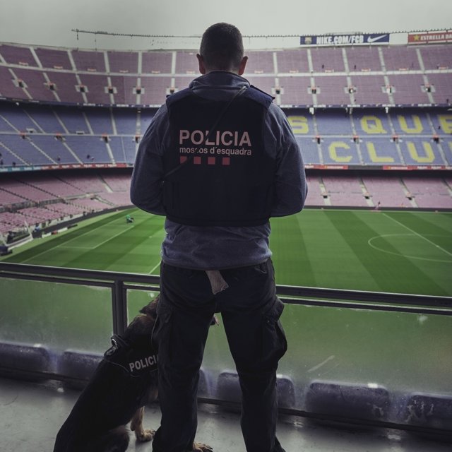 Un agente de los Mossos d'Esquadra en el Camp Nou