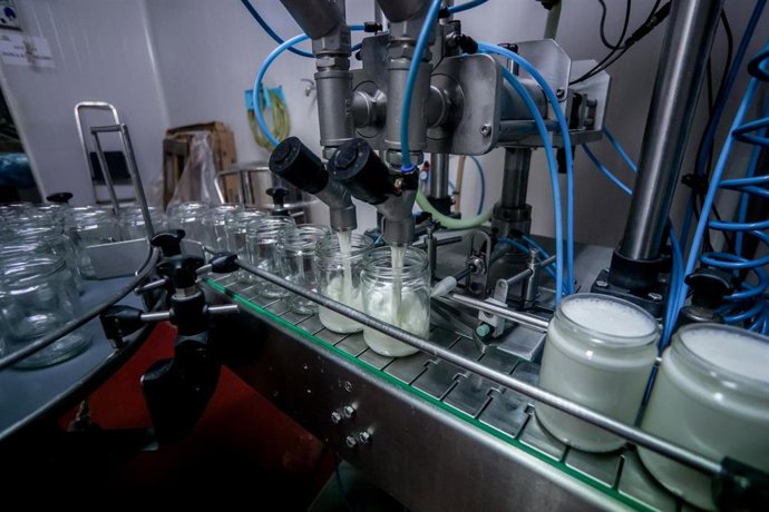 Archivo - Maquinaria de una fábrica de lácteos