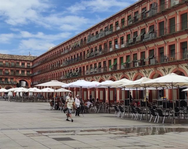 Archivo - Veladores de establecimientos de hostelería en la Plaza de la Corredera.