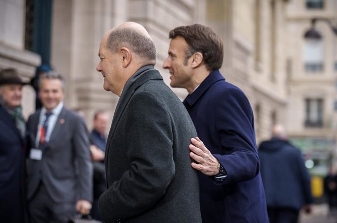 Archivo - 22 January 2023, France, Paris: German Chancellor Olaf Scholz (L) is welcomed by President of France Emmanuel Macron during a ceremony marking the 60th anniversary of the Elysee Treaty at the Franco-German Council of Ministers. Photo: Michael 