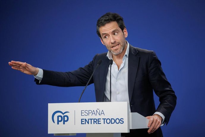 Archivo - El portavoz del comité de campaña del PP, Borja Sémper, bebe agua durante una rueda de prensa posterior a la reunión del Comité de Dirección del Partido Popular, a 13 de febrero de 2023, en Madrid (España).
