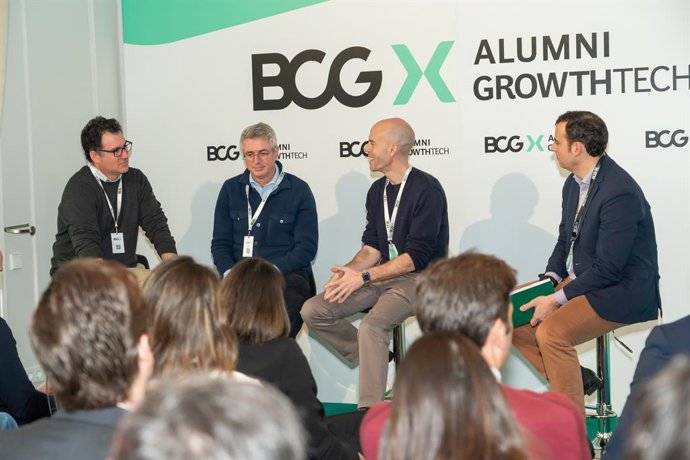 El fundador de Flywire y CEO de Zubi Group, Iker Marcaide; el cofundador de Kibo Ventures, Aquilino Peña; y el CEO y presidente ejecutivo de Cabify, Juan de Antonio. Modera Andrés Ruiz (dcha.).