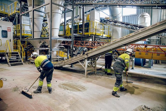 Archivo - Trabajadores en una fábrica.