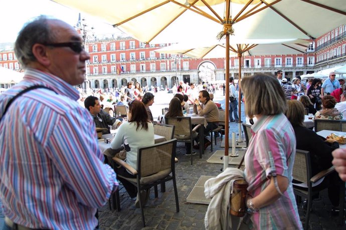 Archivo - Turistas en la Plaza Mayor de Madrid