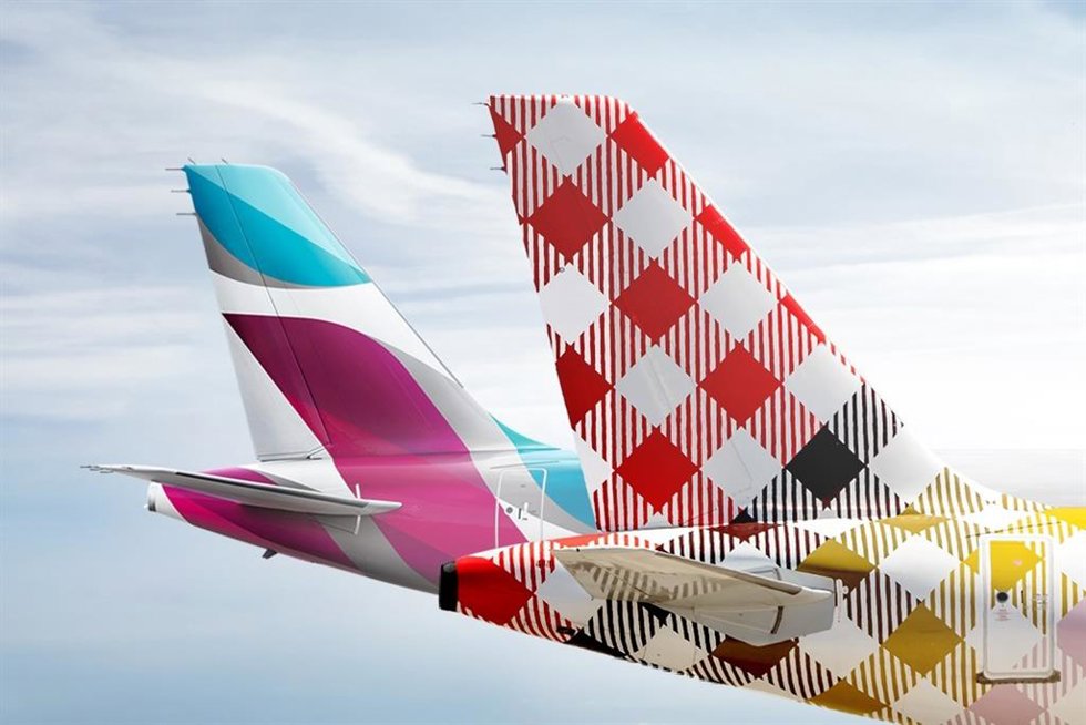 Archivo - Colas de aviones de Eurowings y Volotea.