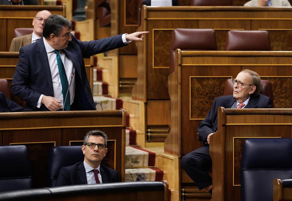 El portavoz del PNV en el Congreso, Aitor Esteban, interviene durante la segunda sesión de la moción de censura, en el Congreso de los Diputados, a 22 de marzo de 2023, en Madrid