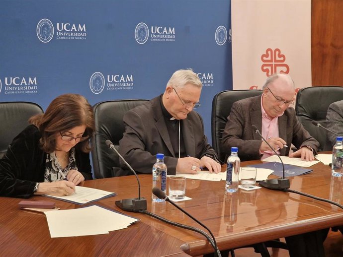 José Manuel Lorca, Obispo De La Diócesis De Cartagena, María Dolores García, Presidenta De La UCAM, Y José Antonio Planes, Director De Cáritas En La Región De Murcia, Durante La Firma Del Convenio Celebrada En El Campus De Los Jerónimos