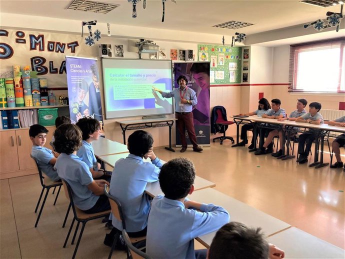 Un experto de Endesa X, imparte una sesión formativa a los alumnos de los centros Globeducate.