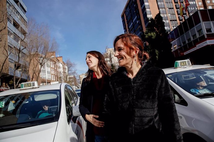 Archivo - La portavoz de Más Madrid en el Ayuntamiento, Rita Maestre y la portavoz del partido en la Asamblea, Mónica García, en una manifestación de taxistas