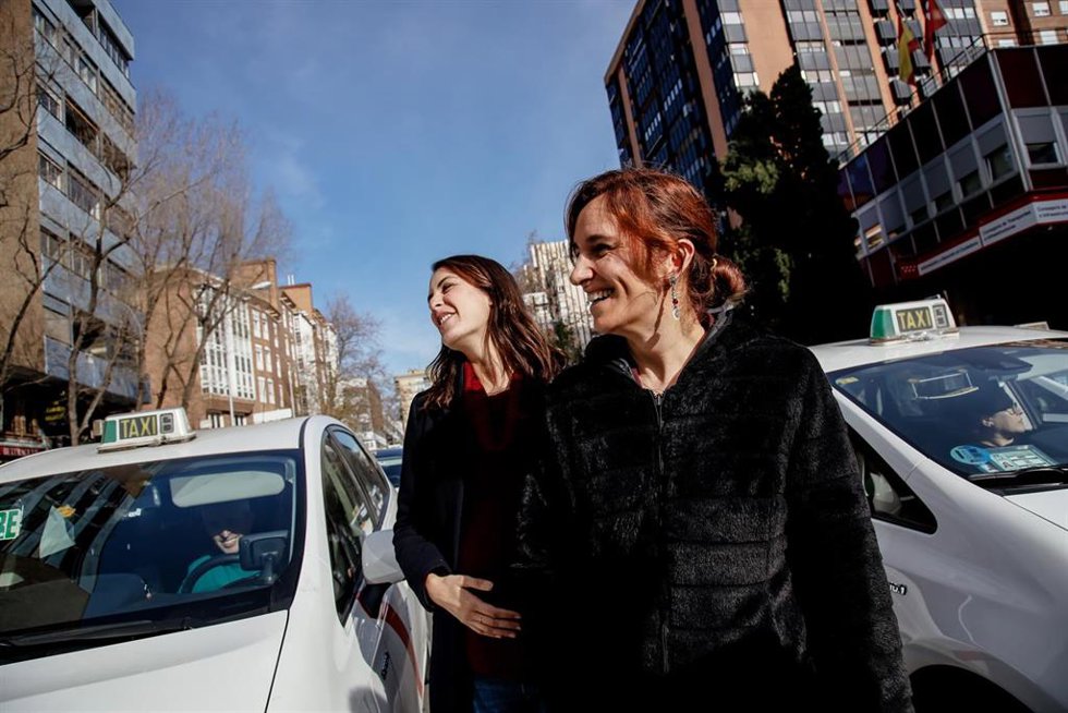 Archivo - La portavoz de Más Madrid en el Ayuntamiento, Rita Maestre y la portavoz del partido en la Asamblea, Mónica García, en una manifestación de taxistas