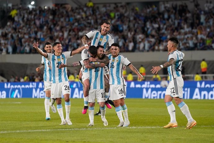 La selección argentina celebra con Leo Messi un gol durante el partido amistoso de fútbol entre Argentina y Panamá, en el Estadio Monumental de Buenos Aires