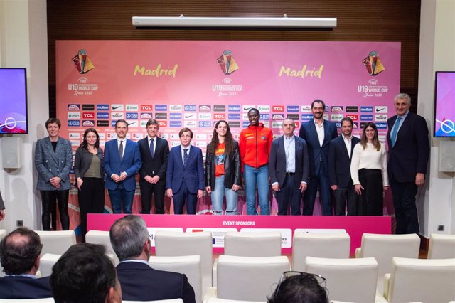 Archivo - Foto de familia tras la presentación de la Copa del Mundo Sub-19 Femenina de baloncesto que se disputará en la Comunidad de Madrid
