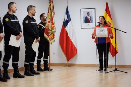 La ministra de Defensa de Chile condecora a la UME española por su apoyo en  la lucha contra los incendios forestales