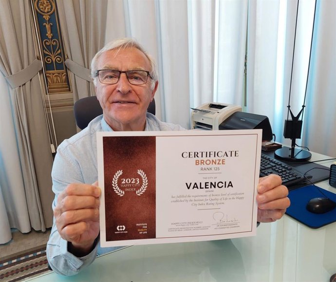 El alcalde de Valencia, Joan Ribó, con el certificado de Happy City
