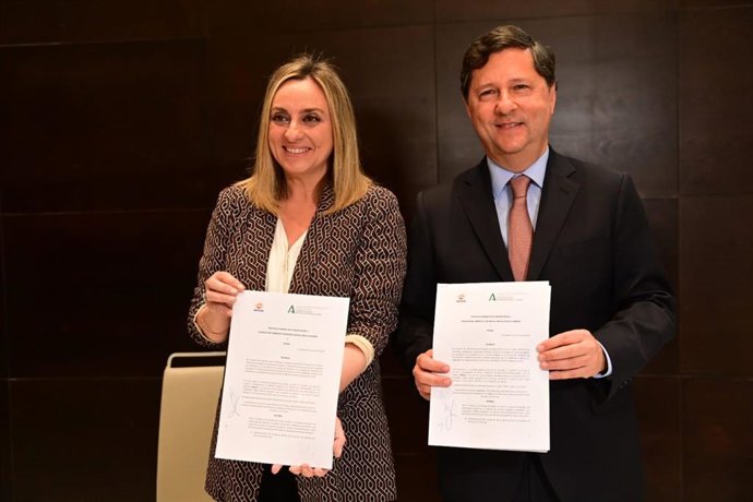 El Consorcio de Granada y Repsol pactan acelerar la descarbonización en el transporte público.