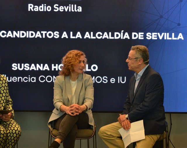 La candidata de Podemos-Izquierda Unida, Susana Hornillo, con Salomón Hachuel, de la Cadena SER.