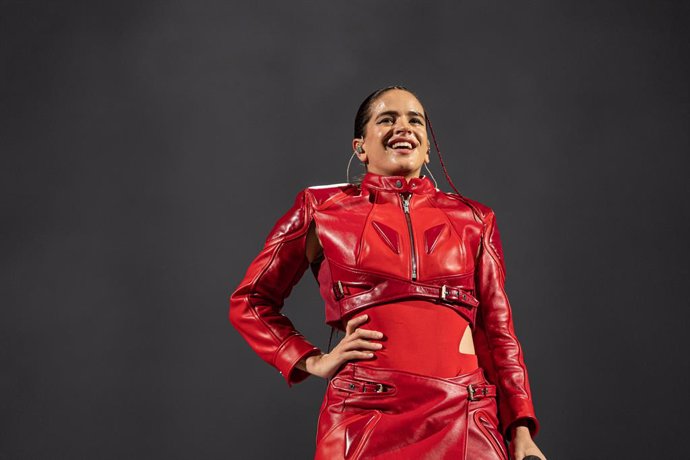 Archivo - La cantante Rosalía actúa dentro de su gira Motomami Tour en el Palau Sant Jordi, a 23 de julio de 2022, en Barcelona, Catalunya (España). La gira mundial 'Motomami Tour', con la que Rosalía recorrerá 16 países, empezó en la ciudad de Almerí