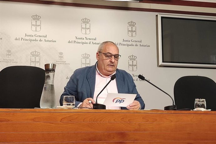 El diputado del PP, Javier Brea en rueda de prensa.