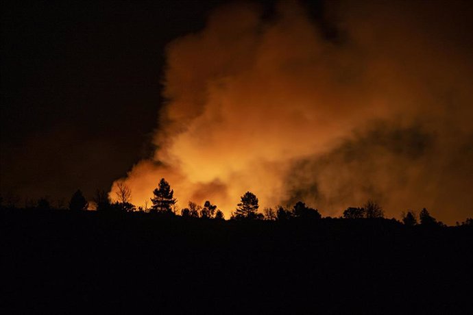 El fuego visto desde las cercanías de San Agustín en el incendio forestal originado en Villanueva de Viver