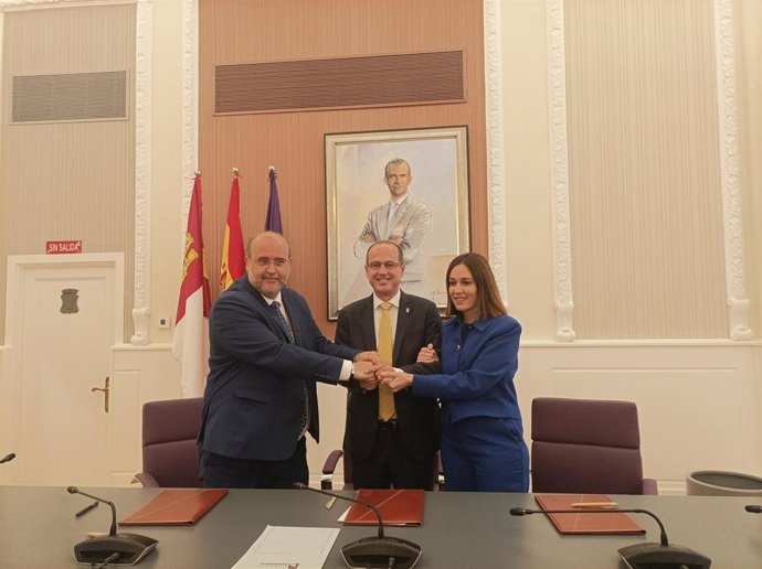 Lvicepresidente del Gobierno de Castilla-La Mancha, José Luis Martínez Guijarro; el alcalde de Guadalajara, Alberto Rojo, y la directora general de Turismo, Ana Isabel Fernández.
