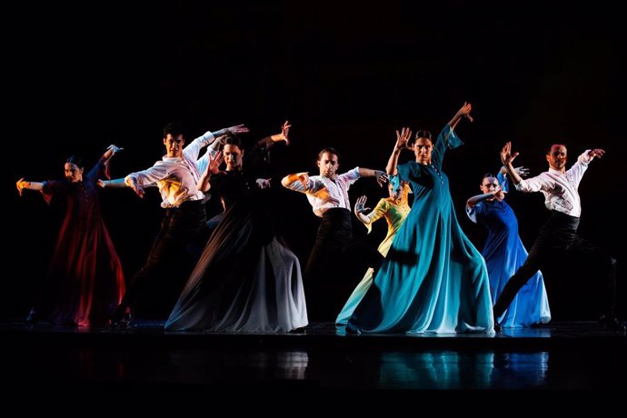 Archivo - Un grupo de bailarines durante la presentación del espectáculo de danza moderna y flamenco: ¡Gira, Corazón! Bailando con Lorca en la edad de plata', en la Sala Roja de Teatros del Canal