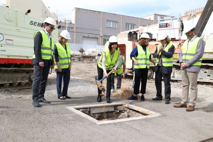 La ministra de Ciencia e Innovación, Diana Morant, enterrando la urna 'cápsula del tiempo' que ha hecho de primera piedra de la obra del SOCIB, junto a la presidenta del Govern, Francina Armengol, y otras autoridades.
