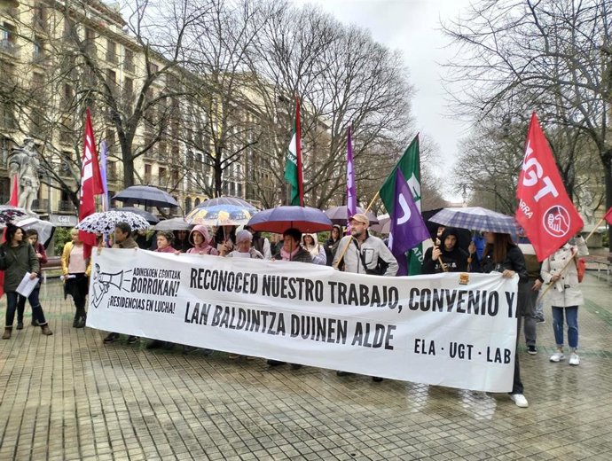 Imagen de la concentración de los sindicatos ELA, UGT y LAB en protesta por el "bloqueo" del primer convenio de residencias de Navarra
