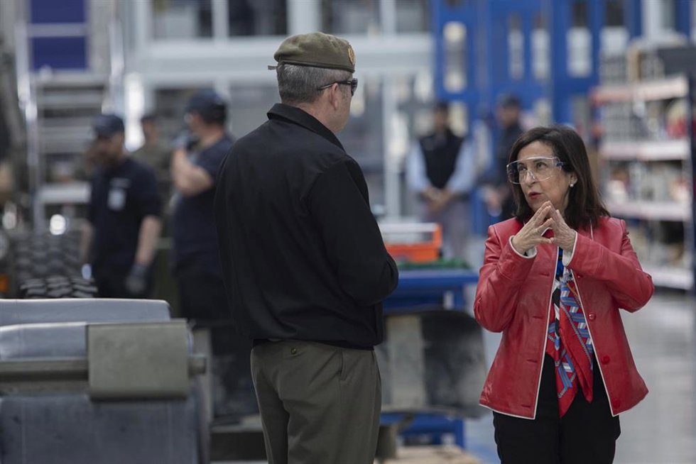 La ministra de Defensa, Margarita Robles (d) durante su visita a los tanques Leopard en la planta de Santa Bárbara Sistemas