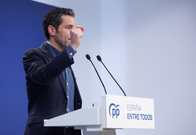 El portavoz de Campaña del PP, Borja Sémper, durante una rueda de prensa en la sede del partido, a 20 de febrero de 2023, en Madrid (España). La comparecencia ha tenido lugar después de la reunión del Comité de Dirección