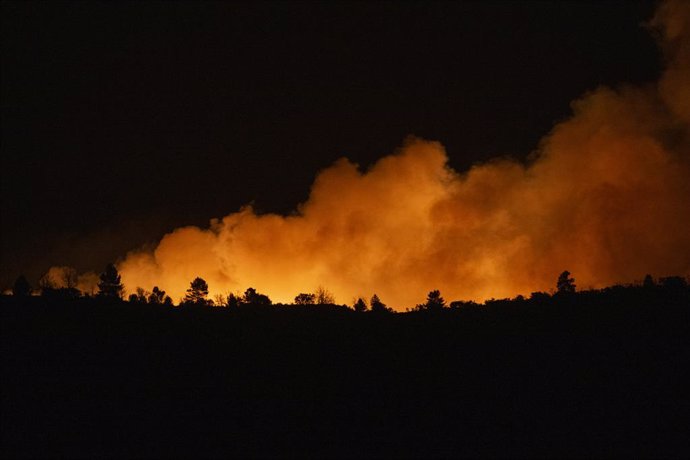 El fuego visto desde las cercanías de San Agustín en el incendio forestal originado en Villanueva de Viver, a 23 de marzo de 2023, en San Agustín, Castellón, Comunidad Valenciana (España).  El incendio forestal declarado este jueves en Villanueva de Viv