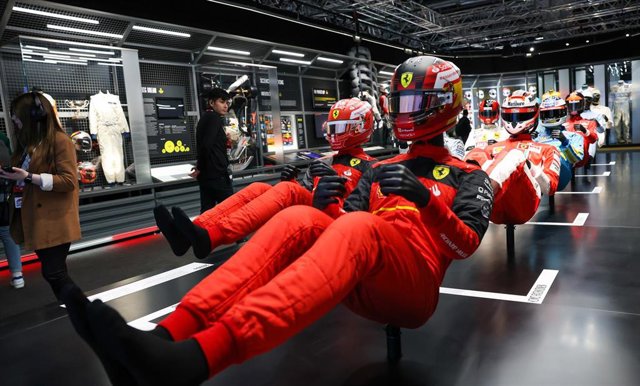 Maniquís vestidos con trajes de carreras durante la primera exposición oficial de Fórmula 1, en el recinto ferial de la Feria de Madrid, IFEMA, a 23 de marzo de 2023, en Madrid (España). 