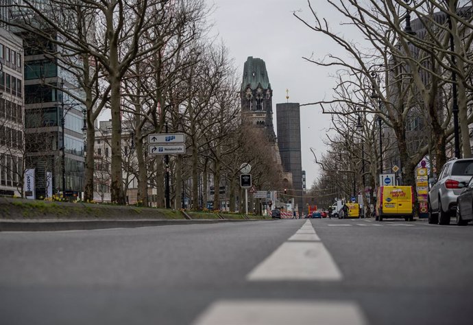 Archivo - 20 March 2020, Berlin: Berlin streets are seen empty at a rush hour, amid the coronavirus outbreak. Germany has introduced drastic restrictions on public life and strict travel bans as part of efforts to curb the spread of the Coronavirus (SAR