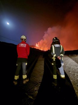 Bomberos Voluntarios en un servicio durante la erupción en La Palma