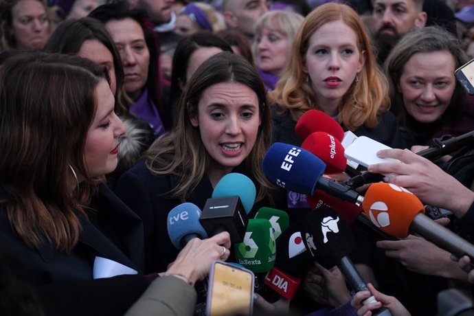 La ministra de Igualdad, Irene Montero, atiende a los medios durante una manifestación convocada por la Comisión 8M, por el 8M, Día Internacional de la Mujer, a 8 de marzo de marzo de 2023, en Madrid (España).  El Día Internacional de la Mujer vuelve a 